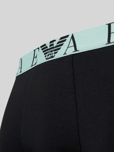 Männermodel trägt Boxershorts mit elastischem Logo-Bund im 3er-Pack von Emporio Armani, Baumwoll-Elasthan-Mix, Nahaufnahme Oberkörper.