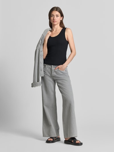 Frauenmodel trägt Slim Fit Top aus Baumwoll-Mix Modell 'CHLOE' von Vero Moda, Optik: Unifarben, Feinripp, Ganzkörperansicht von vorne.