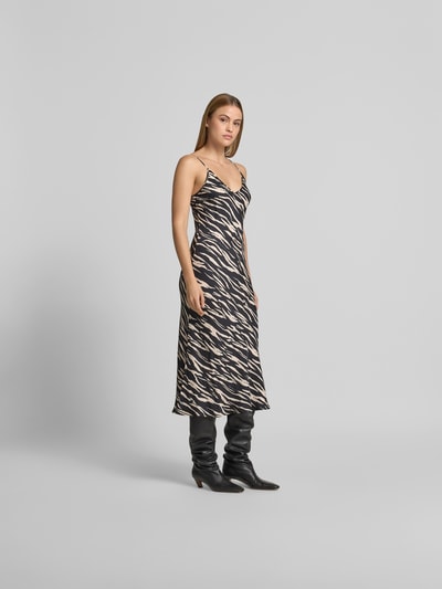 Frauenmodel trägt Midikleid aus reiner Viskose von Lala Berlin mit Zebra-Muster, eng anliegende Passform, Spaghettiträger, Midilänge, V-Ausschnitt, Ganzkörperansicht von vorne.