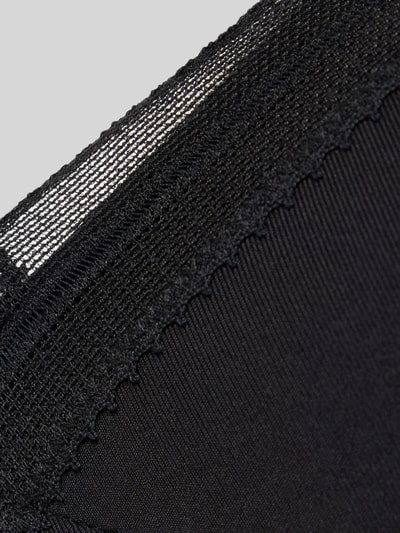 Produktfoto, Slim Fit Push-Up BH mit Spitzenbesatz Modell 'Go Blush' von Sloggi, schwarze Spitze, glatte Struktur, Detailaufnahme.