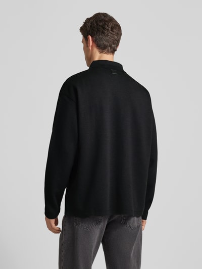 Męski model nosi Sweatshirt mit Polokragen und Reißverschluss od CK Calvin Klein, czarny kolor, strukturalny wzór, widok całej sylwetki z tyłu. Relaxed fit, materiał z domieszką modalu, model 'CRINKLE CREPE SPACER', długość tyłu 72 cm, długość rękawa 59 cm.