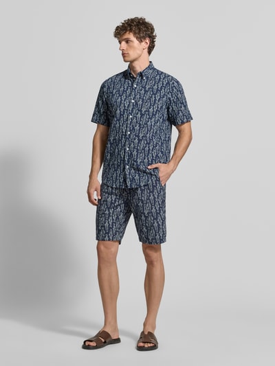 Männermodel trägt Chino Shorts mit französischen Eingrifftaschen von Lerros, Baumwoll-Mix, Straight Fit, navy gemustert, Ganzkörperansicht von vorne.