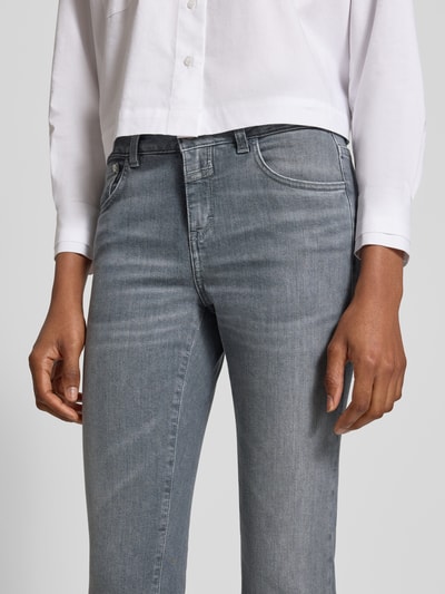 Kobiece modelka nosi Slim Fit Jeans aus Baumwoll-Mix Model 'Baker' od Closed, 5 kieszeni, skrócony krój, szare odcienie, mieszanka bawełny, krój slim fit, zapięcie na guzik i zamek błyskawiczny, Szerokość w rozmiarze 27/32: 37 cm, Długość wewnętrzna nogawki: 71 cm, zbliżenie na górną część nóg