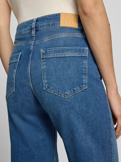 Vrouwenmodel draagt Wide Fit Jeans aus Baumwoll-Mix Modell 'Carie' van someday, blauwe katoenmix met achterzakken, detailopname rugaanzicht.