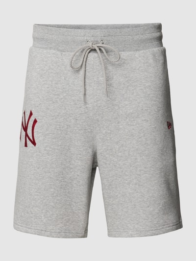 New Era Sweatshorts mit Motiv-Stitching Modell 'LEAGUE ESSENTIALS' Hellgrau Melange 2