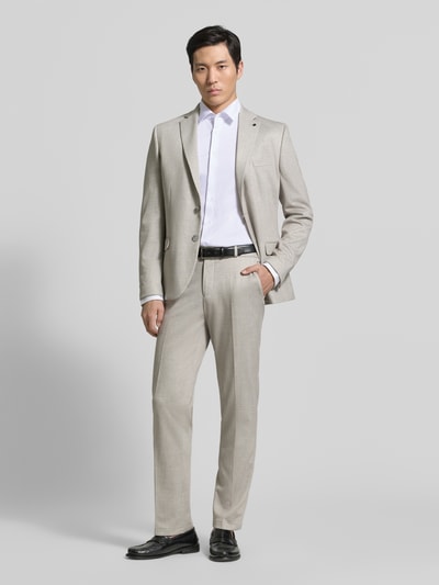 Mannelijk model draagt Slim Fit Business-Hemd mit Kentkragen van Roy Robson, puur katoen, knoopsluiting, sportmanchet, ruglengte maat 40: 74 cm, schouderbreedte 44 cm, mouwlengte 68 cm; geheel figuur vooraanzicht.