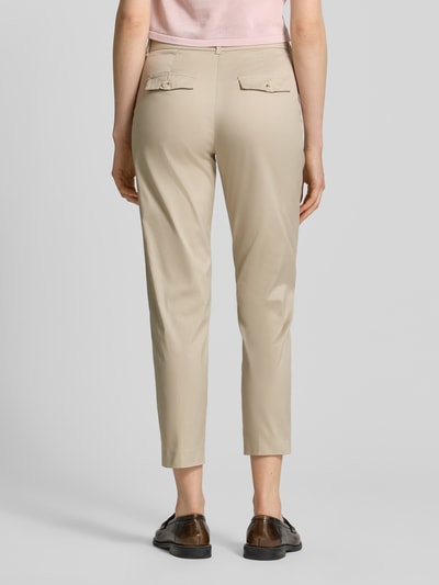 Frauenmodel trägt Slim Fit Stoffhose in verkürzter Passform von Christian Berg Woman, Beige, Baumwoll-Mix, Rückansicht, Ganzkörperansicht.