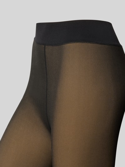Frauenmodel trägt Strumpfhose mit gummifreiem Bund von camano, weiches Mischgewebe, hoher Elasthan-Anteil, Nahaufnahme Oberkörper.
