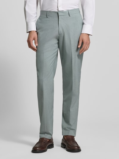 Männermodel trägt Regular Fit Anzughose mit Viskose-Anteil von s.Oliver BLACK LABEL, efekt: jednolity kolor, melanż, krój regular fit, zapięcie na haftkę i zamek błyskawiczny, średni stan, kanty, szlufki na pasek, wpuszczane kieszenie, kieszenie z tyłu, wykończenie materiału: mieszanka materiałów z dodatkiem wiskozy; widok na cały przód sylwetki