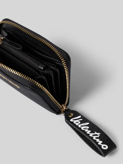 Produktfoto, schwarzes Portemonnaie in Leder-Optik Modell 'Ryta' von VALENTINO BAGS mit geteiltem Hauptfach, goldfarbenem Reißverschluss und Logo-Detail.