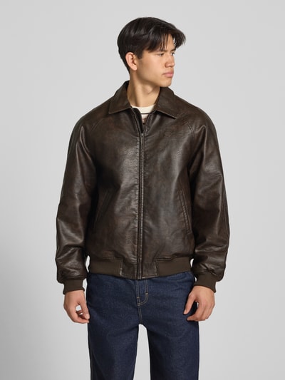 Männermodel trägt Bomberjacke in Leder-Optik mit Eingrifftaschen Modell 'Signature' von KARL KANI, Braun, Gerader-Schnitt, Nahaufnahme Oberkörper. Rückenlänge 61 cm, Schulterbreite 51 cm, Brustweite 55 cm, Ärmellänge 70 cm.