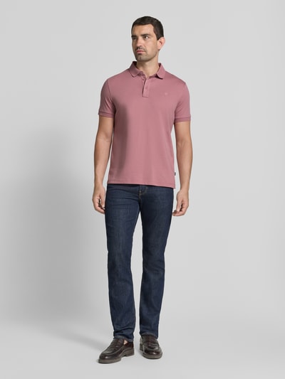 Mannelijk model draagt Slim Fit poloshirt uit biologisch katoen model 'Primo' van JOOP! collectie, labelstitching, knoopsluiting, ruglengte maat M 70 cm, roze tint, vooraanzicht van het hele lichaam