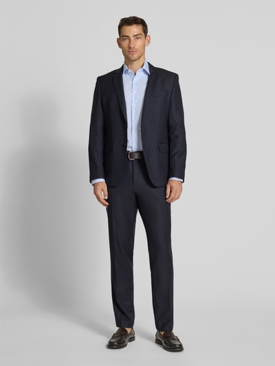 Männermodel trägt Regular Fit Business-Hemd aus Baumwolle mit Kentkragen von Christian Berg Men in Hellblau, Ganzkörperansicht von vorne, Reine Baumwolle, Knopfleiste, Rückenlänge 81 cm, Schulterbreite 40 cm, Ärmellänge 66 cm, Größe 39/40