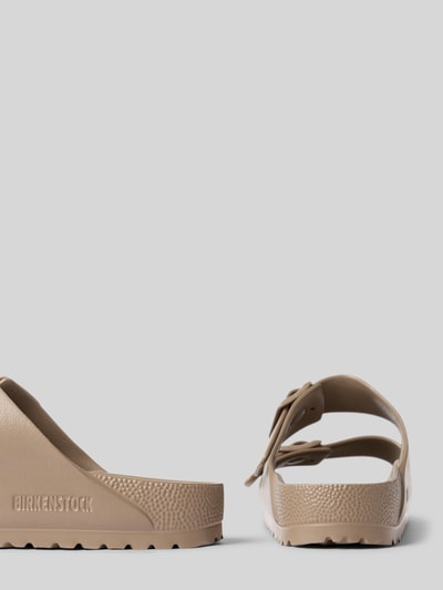 Produktfoto, Slipper mit offener Sohle Modell 'Eva' von Birkenstock, beigefarbene Struktur, Zierschnallen, Absatzhöhe 4 cm, abgerundete Passform