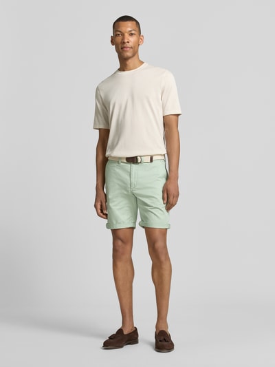 Männermodel trägt Bermudas mit Gürtel und Eingrifftaschen von MCNEAL in Mintgrün, Straight Fit, Baumwoll-Mix, Ganzkörperansicht von vorne