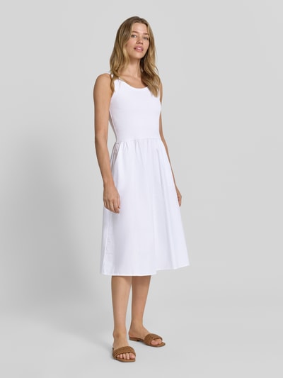 Frauenmodel trägt Knielanges Kleid im 2-in-1-Look von Soyaconcept in Weiß, Reine Baumwolle, A-Linie, Rundhalsausschnitt, Knielänge, Ganzkörperansicht von vorne. Rückenlänge bei Größe S: 100 cm, Brustweite bei Größe S: 33 cm.
