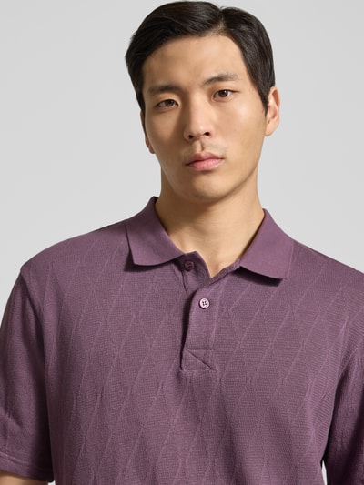 Männermodel trägt Regular Fit Poloshirt mit Knopfleiste Modell 'Gabriel' von Wood Wood in Lila, reine Baumwolle, Nahaufnahme Oberkörper