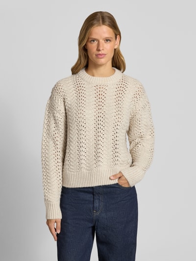 Vrouwenmodel draagt Relaxed Fit Pullover met wol van Levi's® 300 in beige met ajourstructuur, rechte vormen, Nahaufnahme Oberkörper.