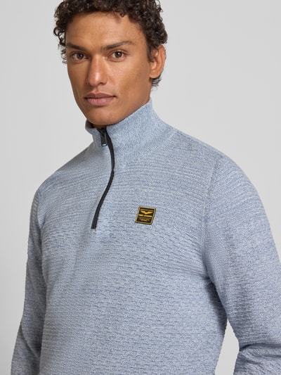 Männermodel trägt Strickpullover mit Stehkragen von PME Legend aus reiner Baumwolle, Regular-Fit, Label-Detail, Nahaufnahme Oberkörper.