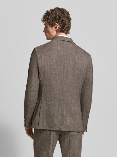 Männermodel trägt Slim Fit 2-Knopf-Sakko mit Reverskragen von MCNEAL aus Material-Mix mit Viskose-Anteil, Rückenansicht Ganzkörperansicht.