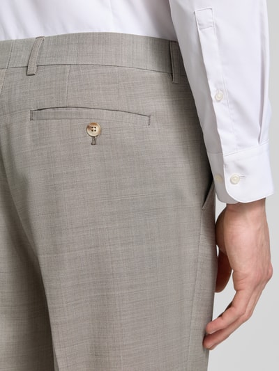 Mannenmodel draagt Anzughose mit Gesäßtaschen Modell 'wesley' van Matinique in lichtgrijze kleur, slim fit, materiaal-mix met lanaanwoll aandeel, detailopname heup en achterzak.