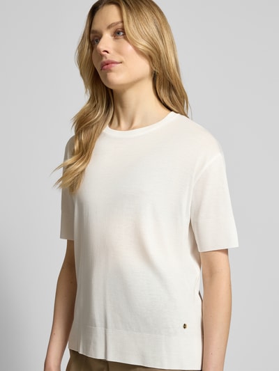Frauenmodel trägt Relaxed T-Shirt mit Logo-Applikation von Windsor, cremefarben, Halbarm, Lyocell-Baumwoll-Mix, Nahaufnahme Oberkörper.