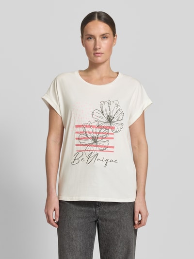 Vrouwenmodel draagt T-Shirt met fixeert mouwomslag Modell 'RINA' van Soyaconcept in katoenmix met stretch, rechte fit, ronde hals, printmotief, crèmekleurig, Ganzkörperaanzicht van voren.