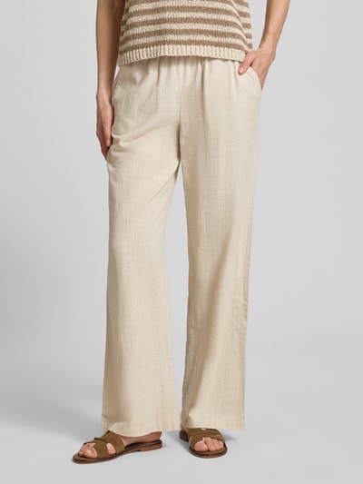 Frauenmodel trägt Weite HOSE aus Baumwoll-Leinen-Mix Modell 'CAIA' von Vero Moda, Optik: Unifarben, Passform: Wide Leg, Tunnelzug, Bundabschluss: Elastisch, seitliche Eingrifftaschen, helle Beige-Töne, glatte strukturierte Oberfläche, Ganzkörperansicht von vorne.