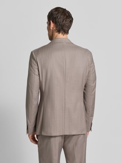Männermodel trägt Slim Fit Sakko mit Pattentaschen von MCNEAL, feiner Material-Mix, Zweireiher, dezent gestreift, Ganzkörperansicht Rückansicht.