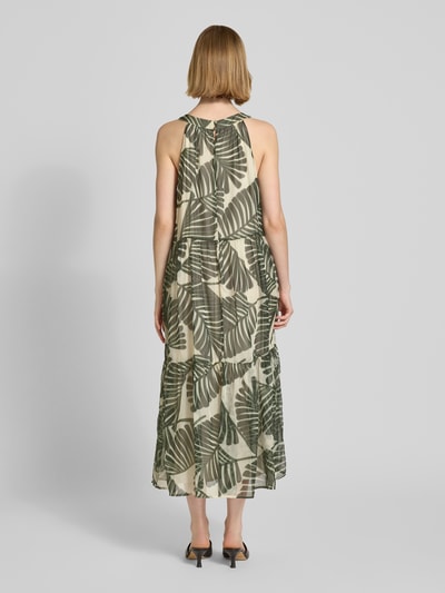Frauenmodel trägt Relaxed Fit Midikleid mit floralem Allover-Print von Christian Berg Woman Selection, grüne und cremefarbene Töne, Falten-Optik, Ärmelloses-Design, Rundhalsausschnitt, Rückenlänge 122 cm, Brustweite 49 cm, Ganzkörperansicht Rückansicht.