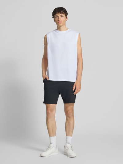 Männermodel trägt Regular Fit Shirt aus Baumwoll-Mix Modell 'CASPIAN AIRFLEX BOXY' von Only & Sons, Optik: Unifarben, Ganzkörperansicht von vorne.