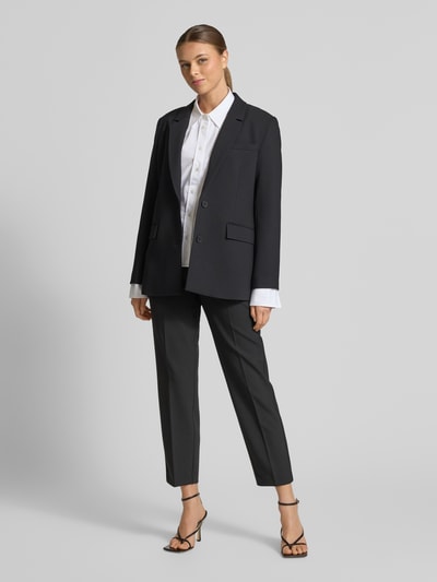 Frauenmodel trägt Blazer mit Pattentaschen Modell 'RITA' von SELECTED FEMME, Unifarbenes-Design, Gerader-Schnitt, Reverskragen, Knopfverschluss, Ganzkörperansicht von vorne.