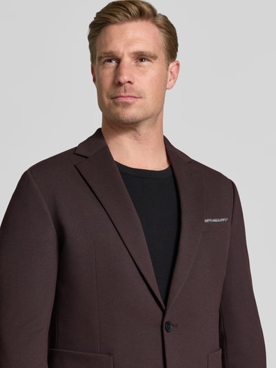 Männermodel trägt Slim Fit Sakko mit viscose van CINQUE in donkerbruin, Reverskraag, borstzak, opgestikte zakken, Nahaufnahme Oberkörper.