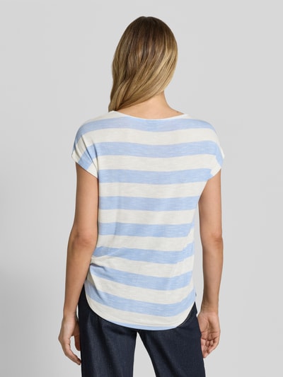 Frauenmodel trägt Boxy Fit T-Shirt aus Viskose-Mix Modell 'WIDE STRIPE' von Vero Moda mit Streifenmuster, Optik:Allover-Muster, Feinstrick, Rundhals, Kurzarm, asymmetrischer Rumpfabschluss, Ganzkörperansicht Rückansicht.