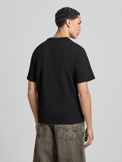Männermodel trägt T-Shirt mit Label-Print Modell 'NIAGARA' von JACK & JONES, reine Baumwolle, gerader Schnitt, Rückansicht, Ganzkörperansicht.