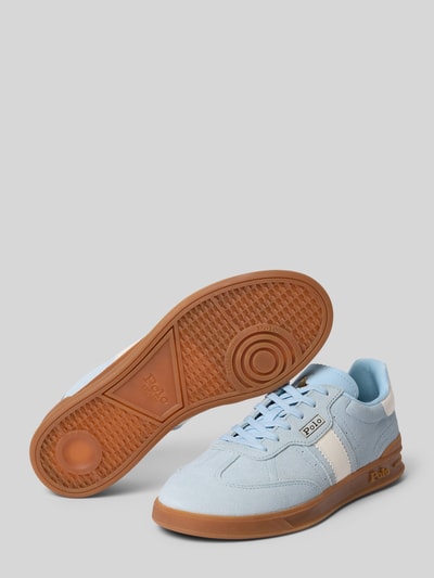 Produktfoto, Sneaker aus Leder mit Schnürung Modell 'HERITAGE AERA' von Polo Ralph Lauren, jasnoniebieski, zaokrąglony nosek, gumowa podeszwa, detale z logo, wysokość obcasa w rozmiarze 40: 4 cm, wysokość cholewki w rozmiarze 40: 6 cm, szerokość w rozmiarze 40: 6 cm, tekstura gładka z matowym wykończeniem
