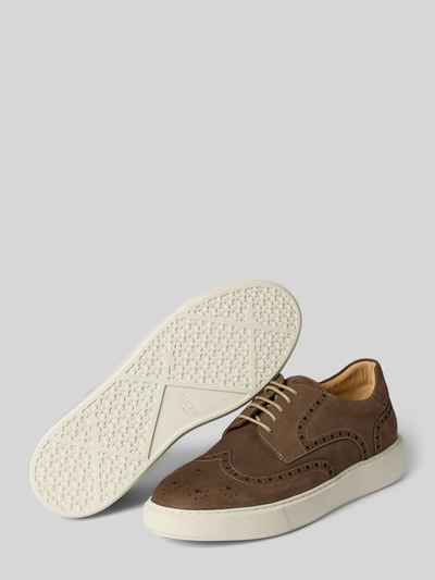 Produktfoto, Sneaker aus echtem Leder Modell 'Saturn' von DIGEL in Braun mit Lochmuster, abgerundete Passform, Logo-Detail, Absatzhöhe 4 cm, Schafthöhe 8 cm, Schaftweite 10 cm, weiße Sohle, detailreiche Textur