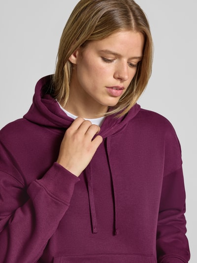 Frauenmodel trägt Regular Fit Hoodie aus Baumwoll-Mix Modell 'BEST' von ONLY in Dunkellila, glatte Textur, Nahaufnahme Oberkörper, Damen Hoodie von ONLY.