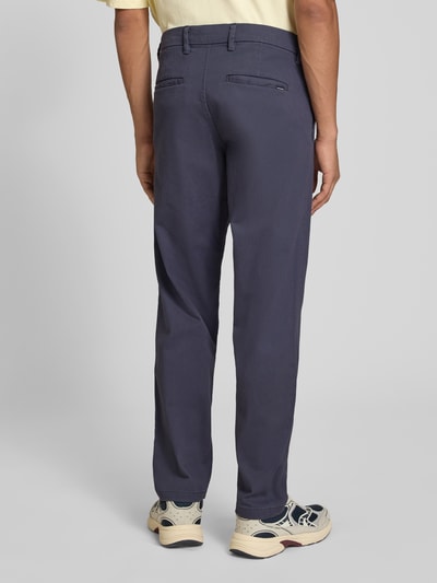 Männermodel trägt Straight Fit Hose aus Baumwoll-Mix Modell 'Kane' von JACK & JONES in Dunkelblau, Ganzkörperansicht Rückansicht. Elastischer Baumwoll-Mix, Eingriff- und Gesäßtaschen, Knopf- und Reißverschluss, Bundweite bei Größe 32/32: 41 cm, Innenbeinlänge: 77 cm.