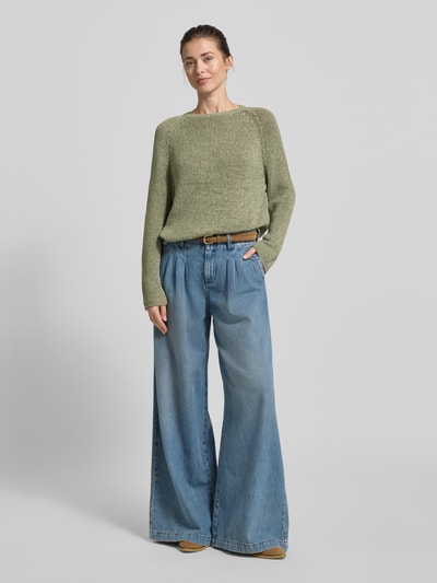 Frauenmodel trägt Oversized Strickpullover aus Baumwoll-Mix von Marc O'Polo, Optik: Unifarben, Passform: Oversized, Rundhals, Raglanärmel, Rumpfabschluss: Gerippt, Materialverarbeitung: Strick, Material: Baumwoll-Mix, Ganzkörperansicht von vorne.