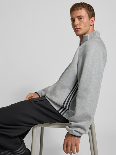 adidas Originals Sweatshirt mit Label-Stitching und Stehkragen Hellgrau Melange 3
