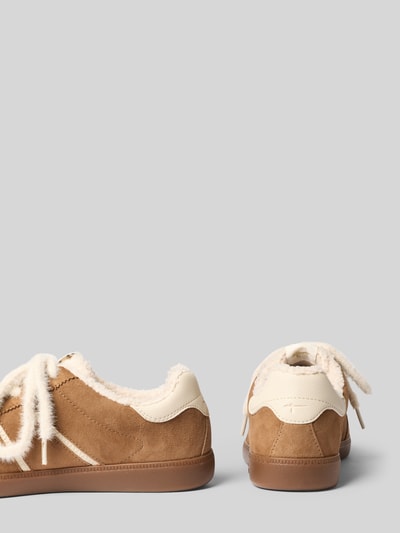 Produktfoto, Sneaker aus echtem Leder von Tamaris in Braun und Beige, glatte und flauschige Texturen, neutrale Hintergrundfarbe