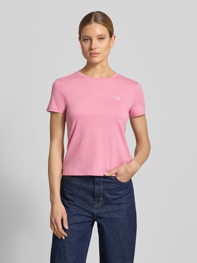 Frauenmodel trägt Regular Fit T-Shirt aus reiner Baumwolle von Tom Tailor Denim in Optik: Unifarben mit Statement-Stitching, Jersey, Rundhals, Ärmelform: Kurzarm, Ganzkörperansicht von vorne.