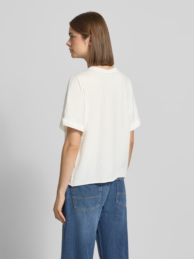 Frauenmodel trägt Damen T-Shirt von Only, Modell 'Boxy Fit T-Shirt aus reiner Baumwolle Modell MINNA', Optik: Unifarben, Passform: Boxy-Fit, kurzer Arm mit fixiertem Umschlag, Rollsaum am Rumpfabschluss, Rundhals, Jersey aus reiner Baumwolle, Rückansicht, Ganzkörperansicht.