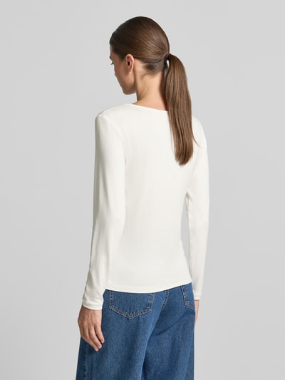 Frauenmodel trägt Longsleeve mit Rundhalsausschnitt Modell 'Liana' von FREE/QUENT, gerade Form, weiß, glatte Textur, Ganzkörperansicht Rückansicht. Viskose-Elasthan-Mix, Rückenlänge bei Größe S 56 cm.