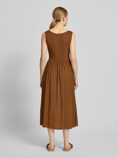 Frauenmodel trägt Midikleid mit aufgesetzten Taschen von Rich & Royal in Braun, Micromodal-Mix, taillierte Passform, Ärmelloses-Design, Rückenlänge 114 cm, Brustweite 32 cm, Rundhalsausschnitt, Ganzkörperansicht Rückansicht.