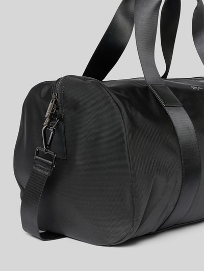 Produktfoto, schwarzer Weekender mit Logo-Detail Modell 'Everyday Weekend Bag' von Lacoste, robuste Textur, Kontext: Herren Weekender von Lacoste