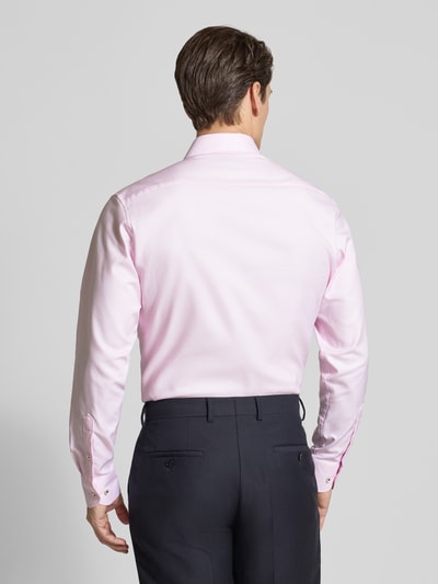 Männermodel trägt Regular Fit Business-Hemd mit Kentkragen von ETERNA in Rosa, reine Baumwolle, Ganzkörperansicht Rückansicht.