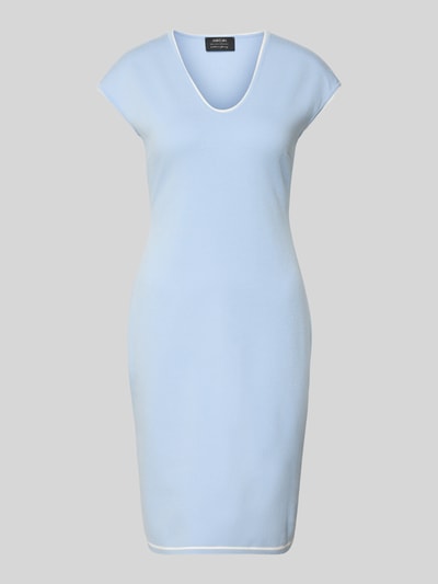Produktfoto, Knielanges Kleid aus Viskose-Mix mit Kontrastkante von Marc Cain in Hellblau, taillierter Schnitt, V-Ausschnitt, glatte Textur, Damen Kleid, Knielänge, Rückenlänge bei Größe 36: 95 cm, Brustweite bei Größe 36: 35 cm.