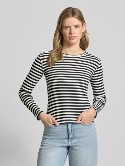 Frauenmodel trägt Slim Fit Langarmshirt aus Baumwoll-Mix von Pieces, Optik: Unifarben, Two-Tone, Muster: Gestreift, Rippstrick, Rundhals-Ausschnitt, Ganzkörperansicht von vorne.